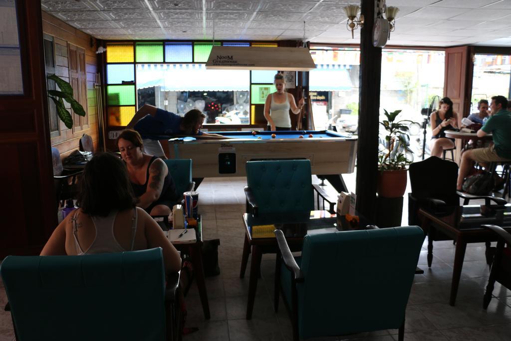 Noom Guesthouse Lop Buri Exteriör bild