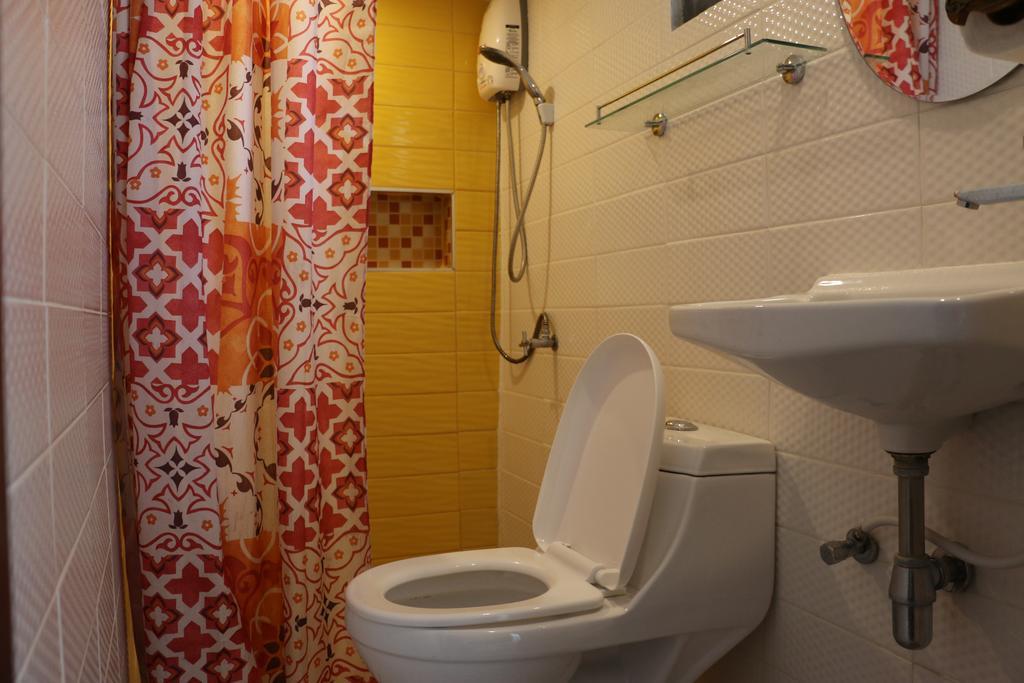 Noom Guesthouse Lop Buri Exteriör bild
