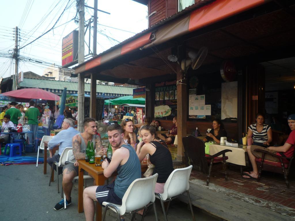 Noom Guesthouse Lop Buri Exteriör bild