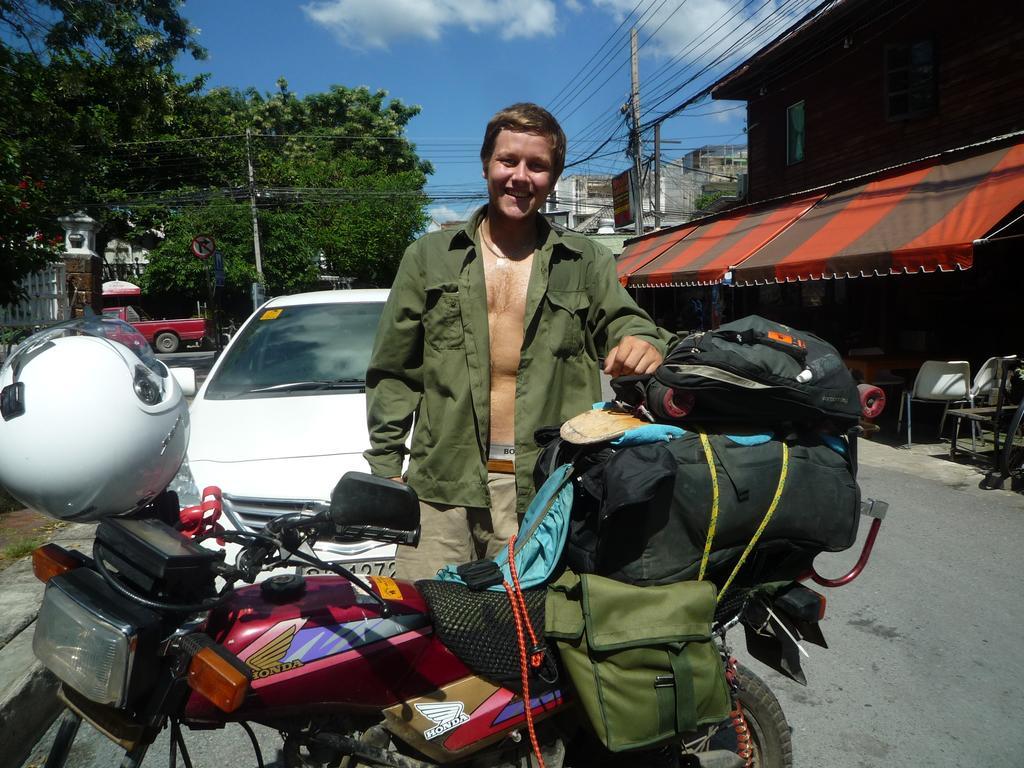 Noom Guesthouse Lop Buri Exteriör bild