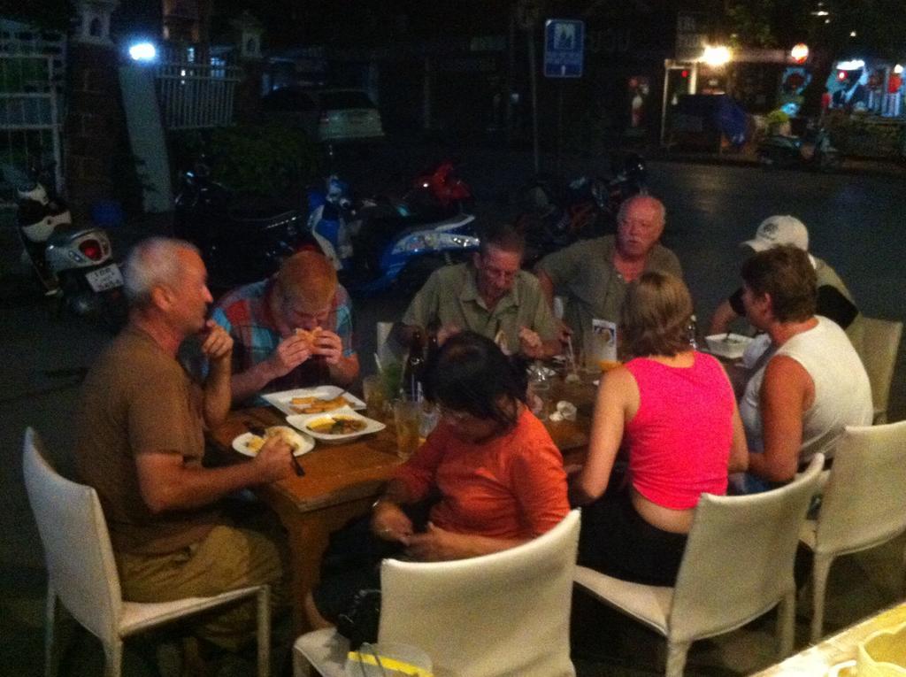 Noom Guesthouse Lop Buri Exteriör bild