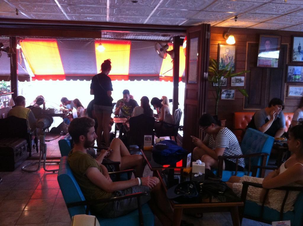 Noom Guesthouse Lop Buri Exteriör bild