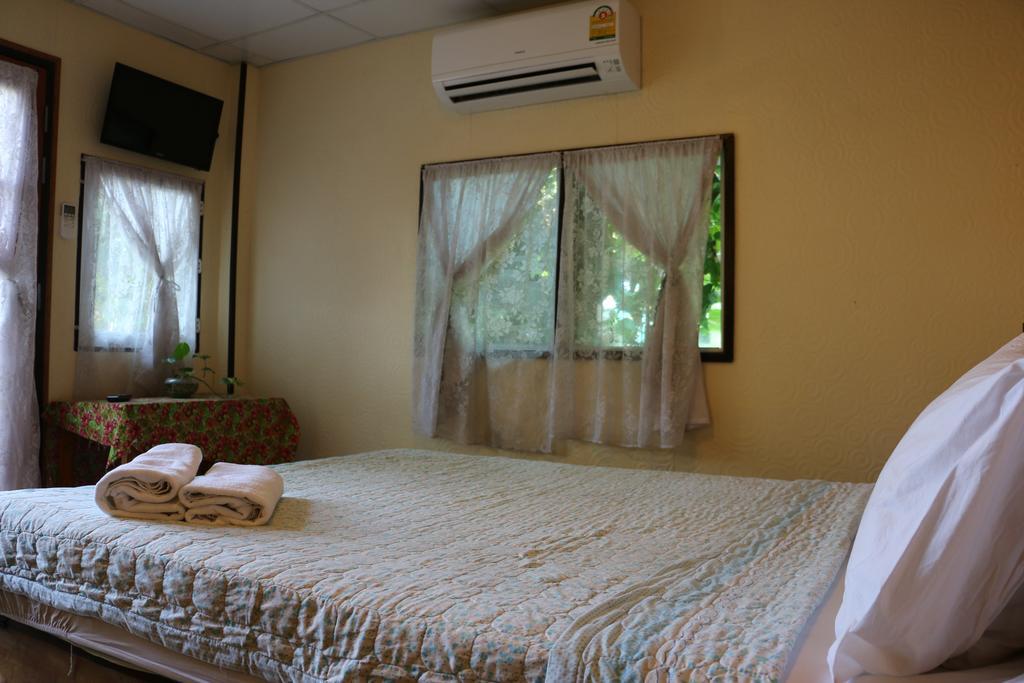 Noom Guesthouse Lop Buri Exteriör bild