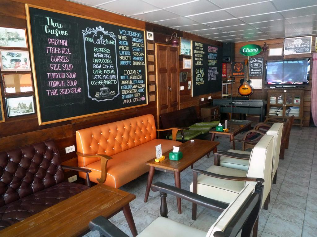 Noom Guesthouse Lop Buri Exteriör bild