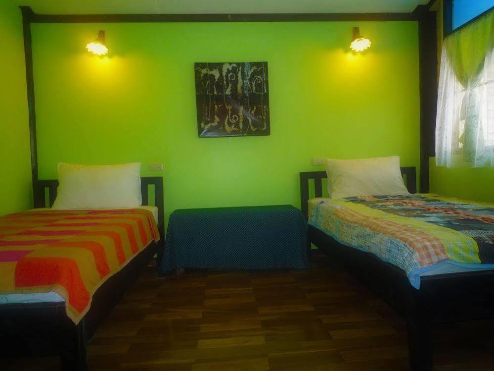 Noom Guesthouse Lop Buri Exteriör bild