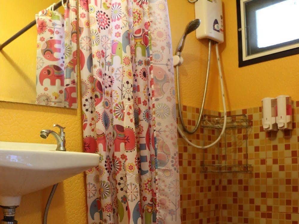 Noom Guesthouse Lop Buri Exteriör bild