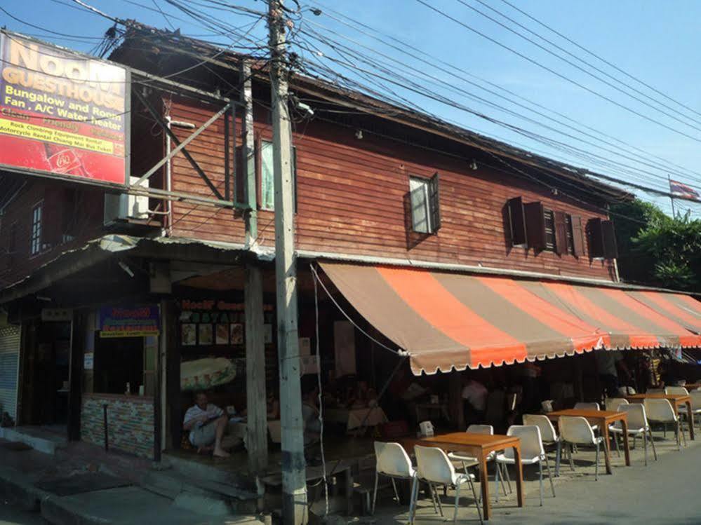 Noom Guesthouse Lop Buri Exteriör bild
