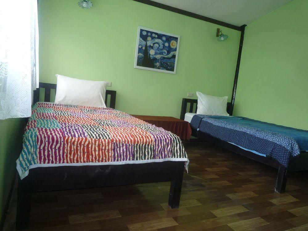 Noom Guesthouse Lop Buri Exteriör bild