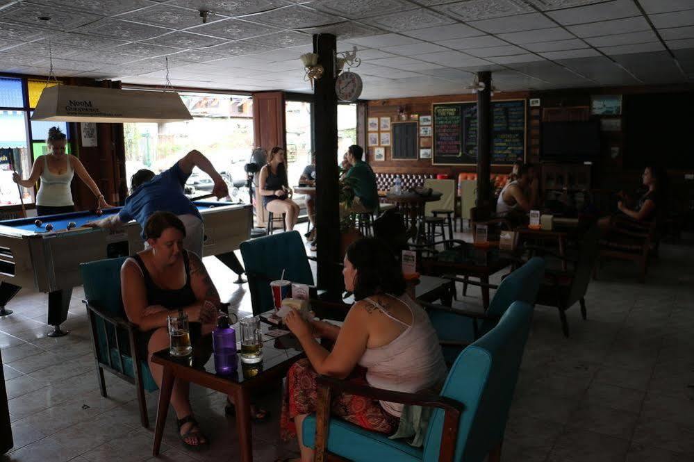 Noom Guesthouse Lop Buri Exteriör bild