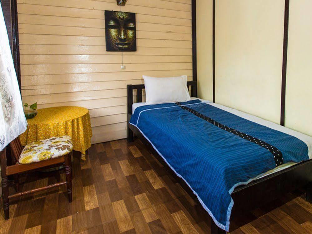Noom Guesthouse Lop Buri Exteriör bild