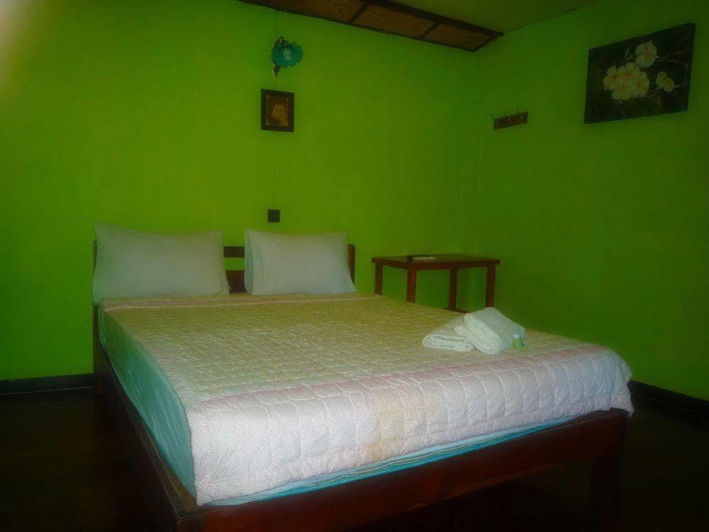 Noom Guesthouse Lop Buri Exteriör bild