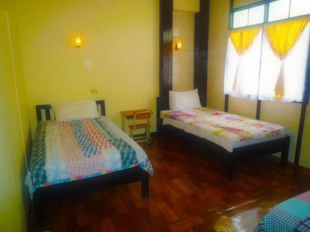 Noom Guesthouse Lop Buri Exteriör bild